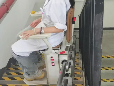 广东广州颐康中心加装稳升座椅电梯